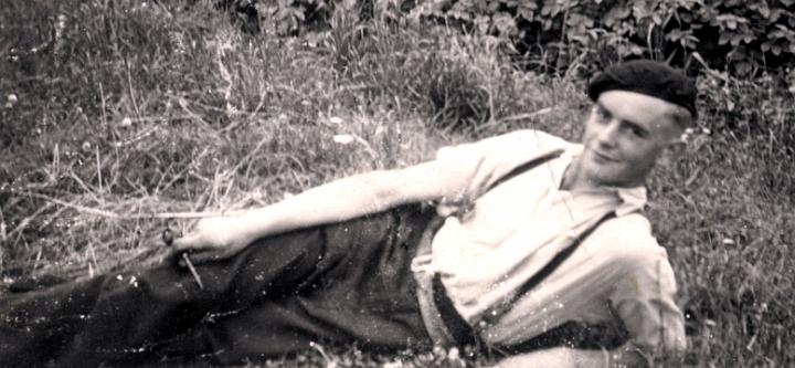 Harrie ligt in het gras - ca1950.jpg